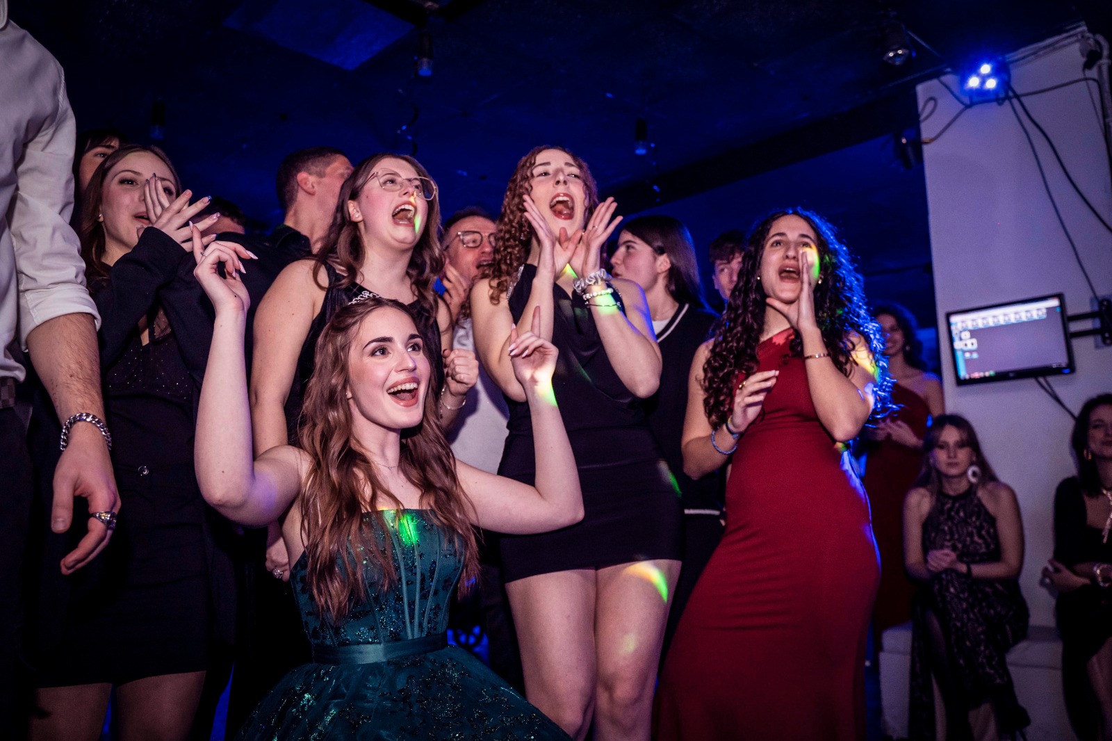 Ospiti che cantano e ballano durante il DJ set al Club