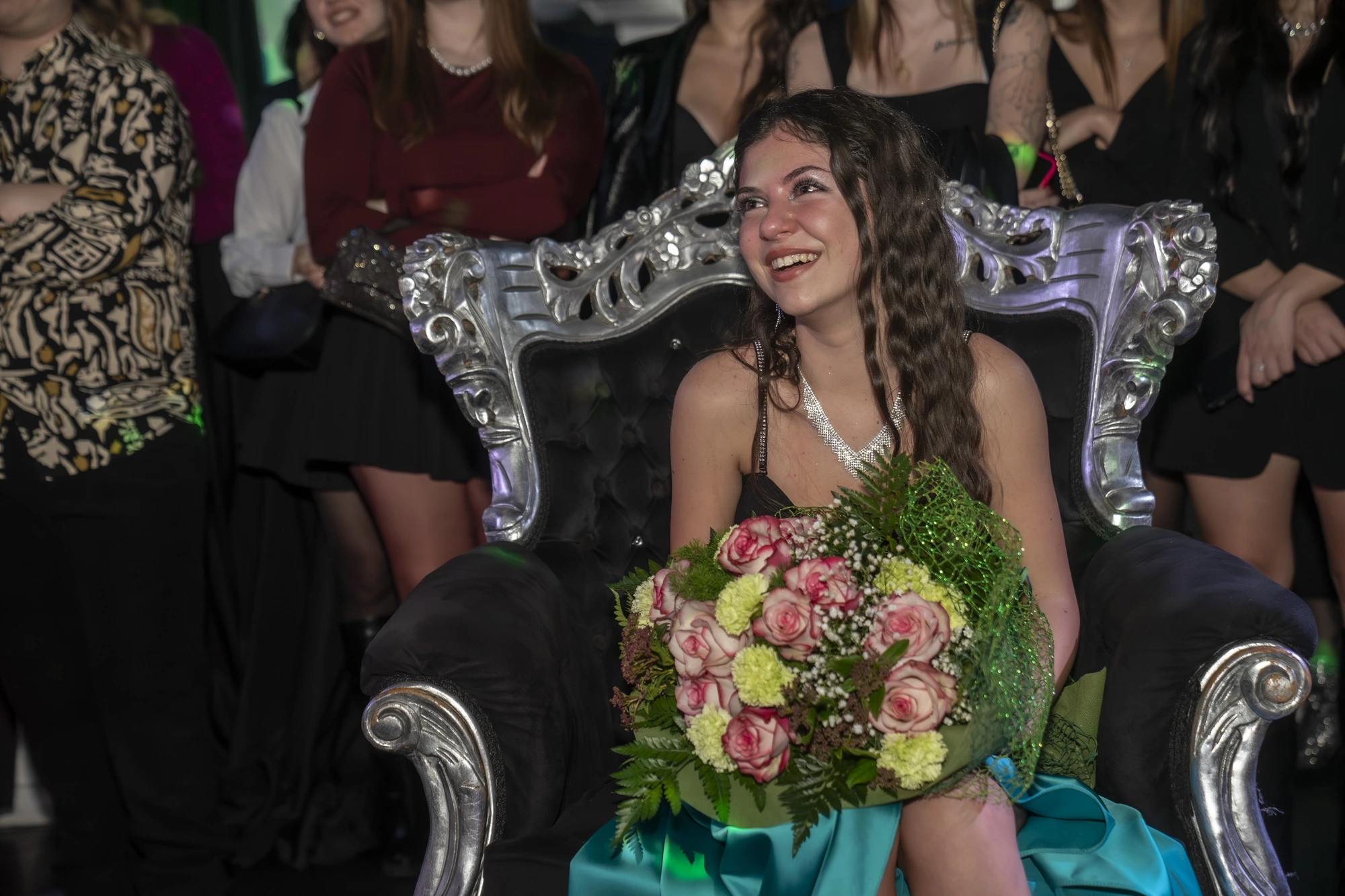 Festa di diciottesimo al Club: la festeggiata sul trono con il suo bouquet