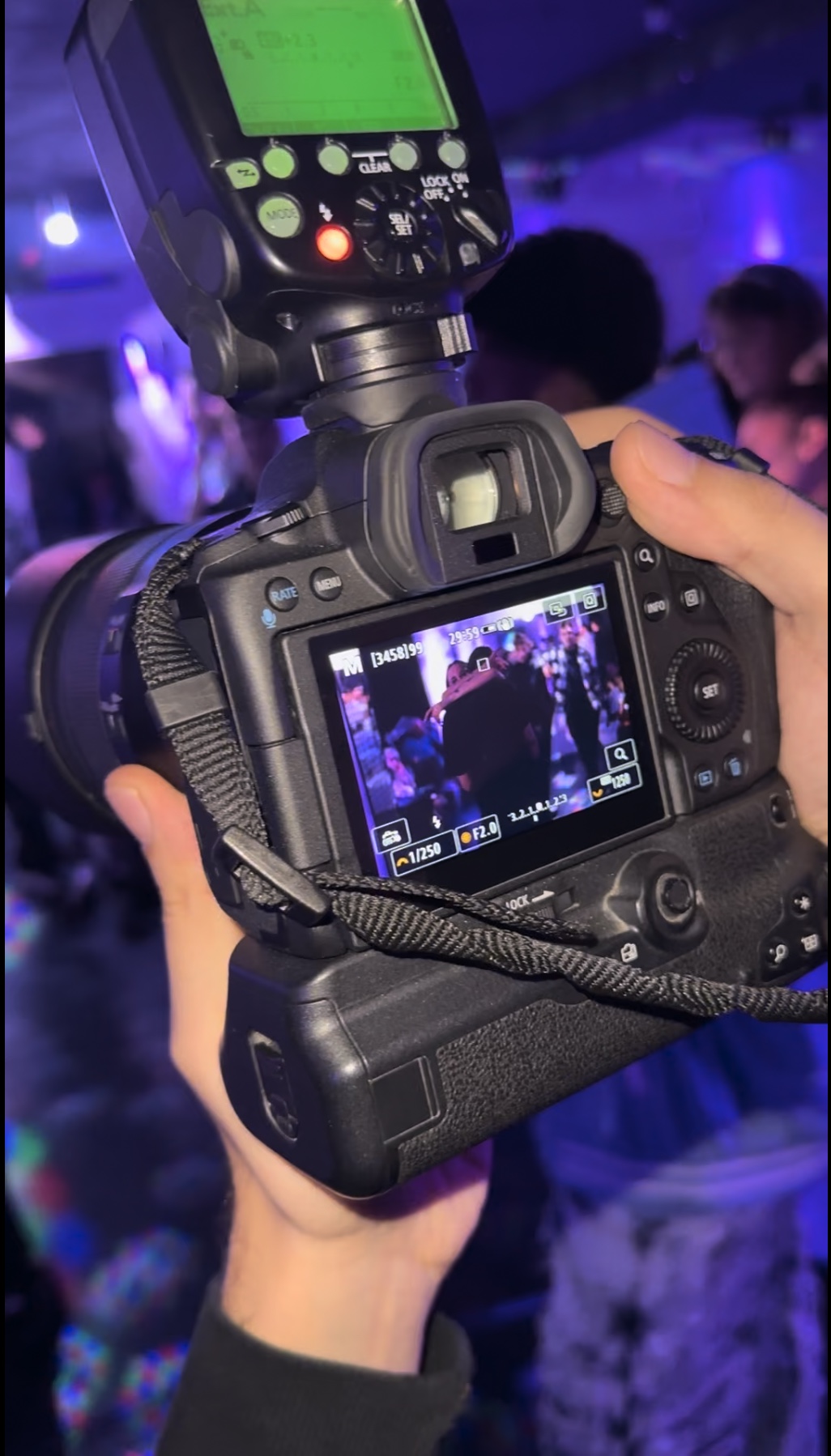 Il fotografo del Club mentre immortala la festa