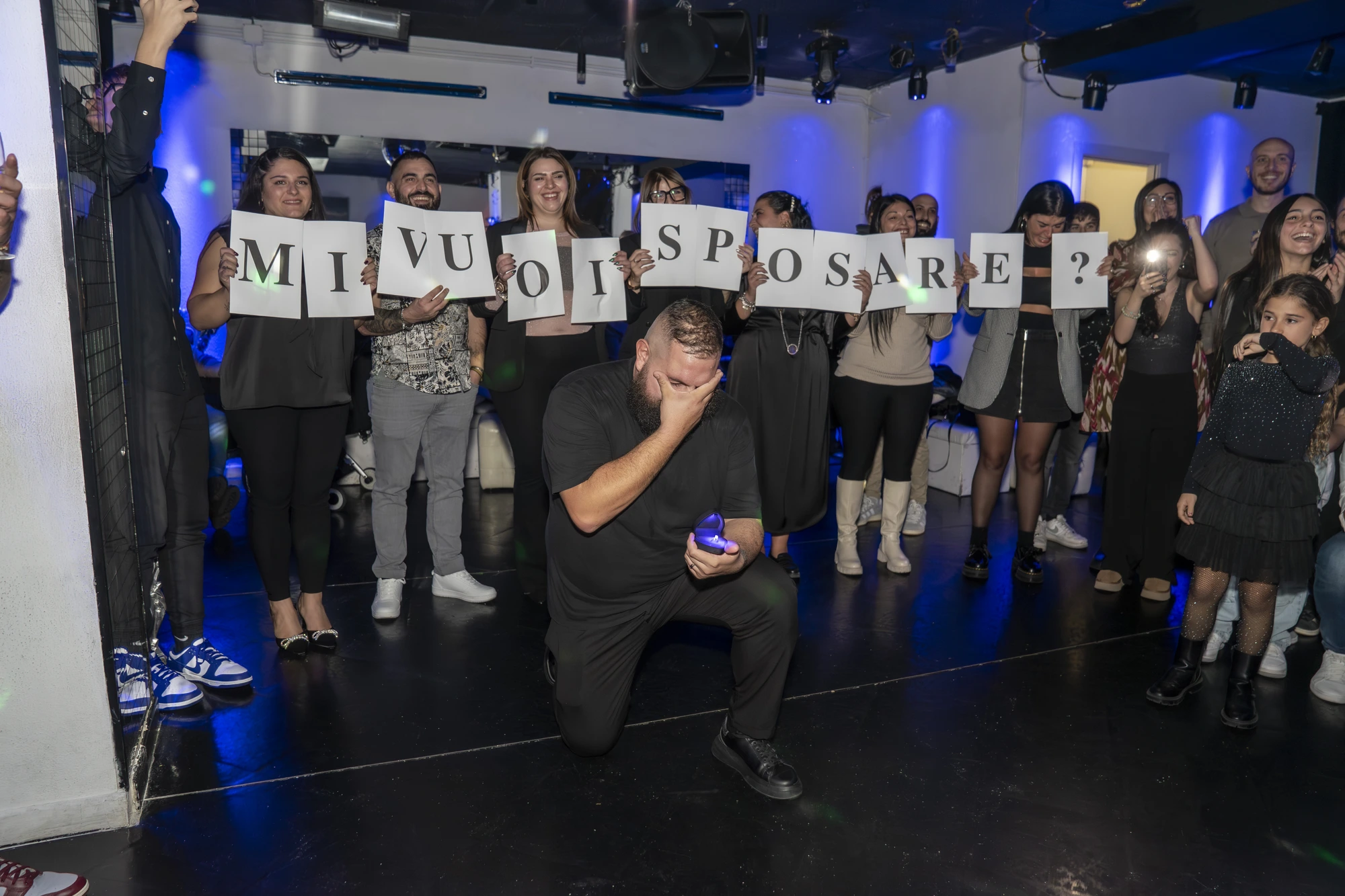 Proposta di matrimonio a sorpresa durante una festa al Club