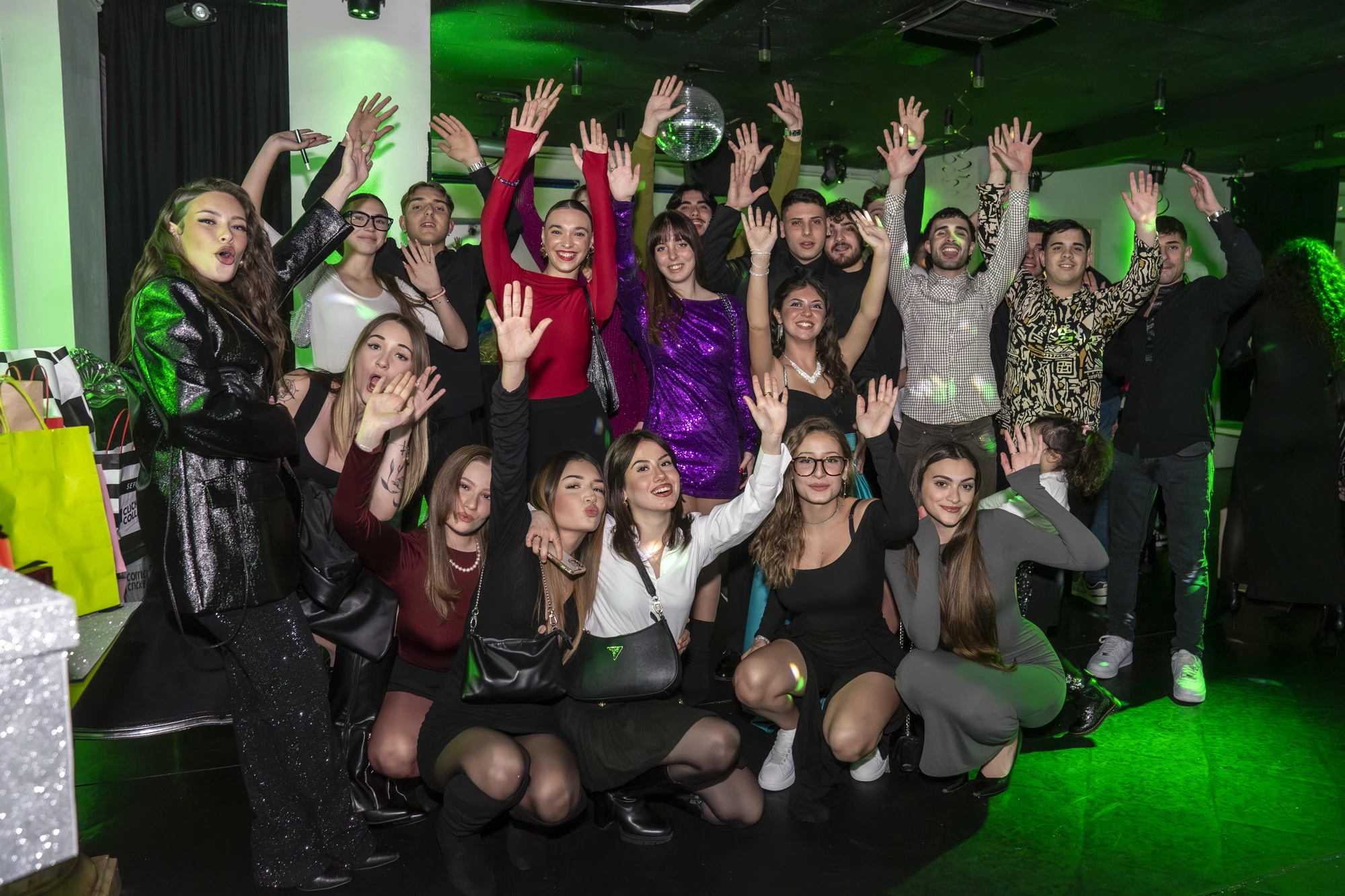 Foto di gruppo con gli ospiti sotto le luci verdi del Club